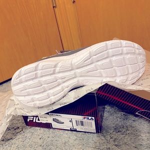 Fila girl tennis shoes sz4